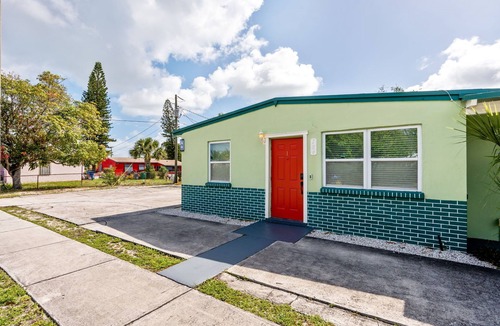 Riviera Beach Apartment | East by Singer and Peanut Island Beaches~Traveler's Delight