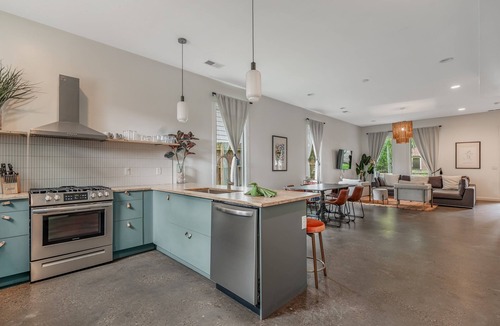 Maxwell House | East Nash Luxe Retreat | Cowboy Pool + Hot Tub | 7 Min to Broadway