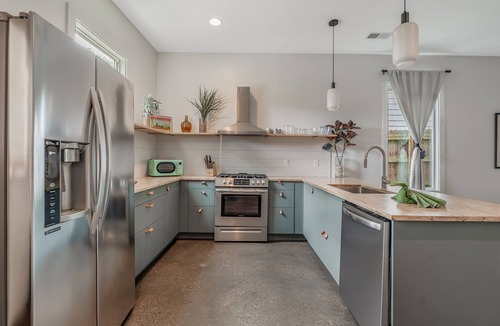 Maxwell House | East Nash Luxe Retreat | Cowboy Pool + Hot Tub | 7 Min to Broadway