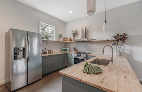 Maxwell House | East Nash Luxe Retreat | Cowboy Pool + Hot Tub | 7 Min to Broadway