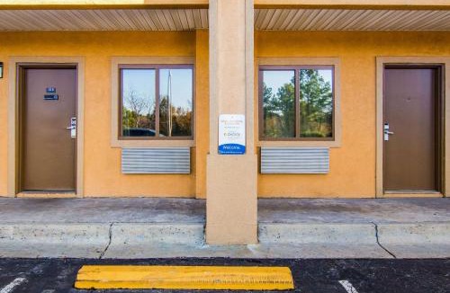 Forest Park Cabin | Econo Lodge Atlanta Airport East