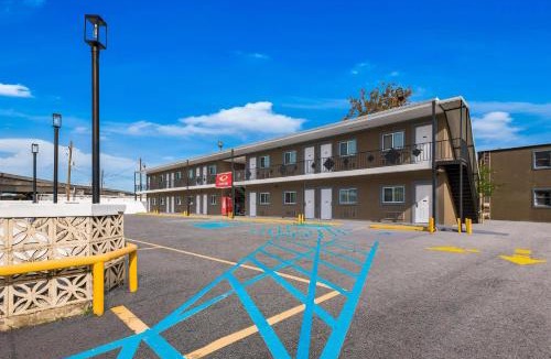 Gretna Cabin | Econo Lodge Gretna - New Orleans