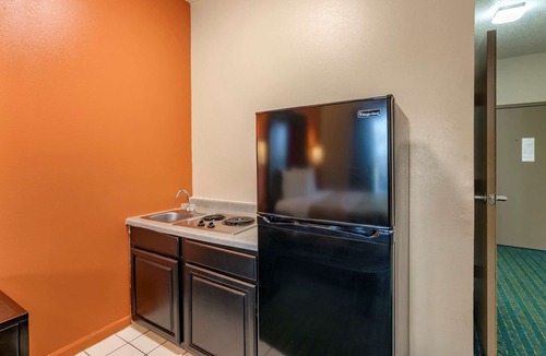 Mitchell Hotel | Econo Lodge Inn & Suites Granite City - St. Louis