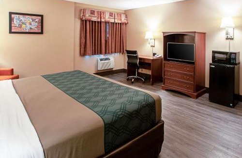 Menominee Cabin | Econo Lodge Menomonie On The Bay