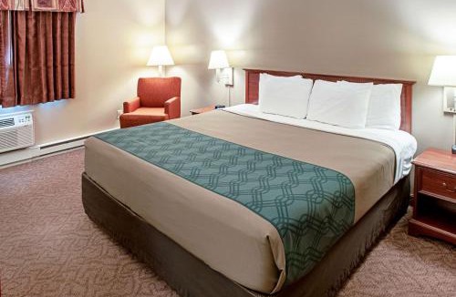 Menominee Cabin | Econo Lodge Menomonie On The Bay