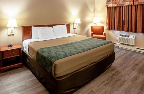 Menominee Cabin | Econo Lodge Menomonie On The Bay