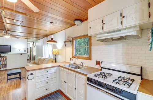 Edgemont House | Edgemont Home w/Deck ~ 9 Mi to Greers Ferry Lake!