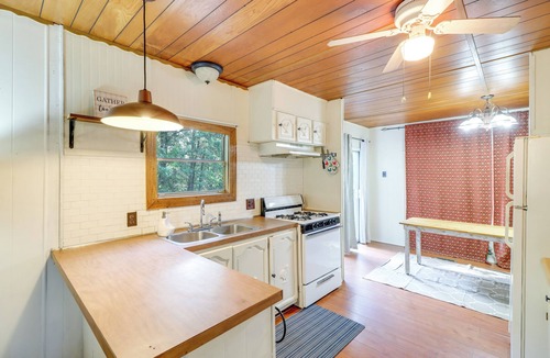 Edgemont House | Edgemont Home w/Deck ~ 9 Mi to Greers Ferry Lake!