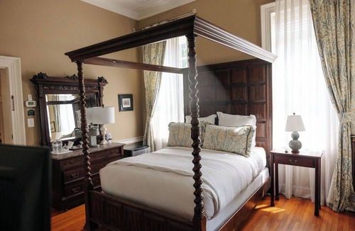 Fredericksburg Bed & Breakfast | Elegant Boutique Fredericksburg Stay Steps to Downtown