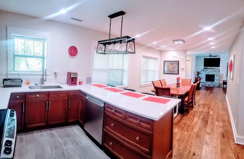 Kenilworth House | Elegant Central Ruby- Around the Corner DWTN AVL 2BDRMs/1 BATH-3 beds sleeps 4