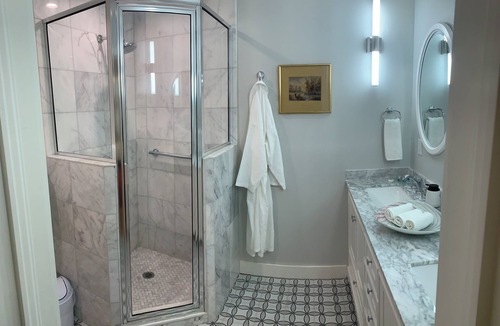 Hendersonville Bed & Breakfast | Elegant King Size Suite In Historic Hendersonville House With Healthy Breakfast