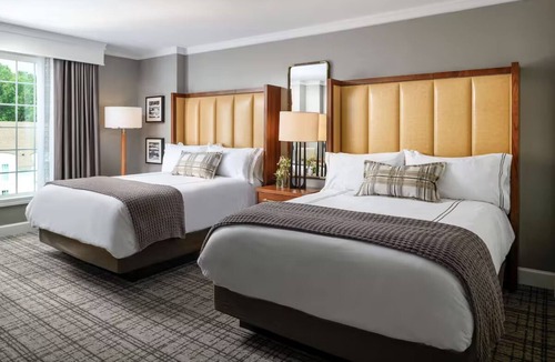 Braselton Hotel | Elegant Queen Room Perfect for Relaxing Wine Tasting Getaways in Braselton