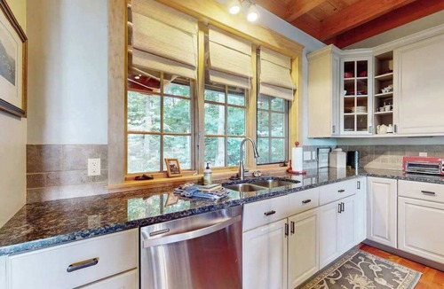Skyland House | Elkhorn Cabin & Eagles Wing Lodge | 2 Adjacent Cabins | Walk to Spa & Trails