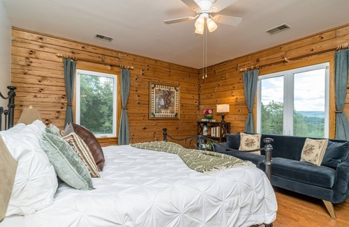 Front Royal Cabin | ELLIE'S LODGE COMES COMPLETE WITH ALL THE LOG CABIN GOOD VIBES!
