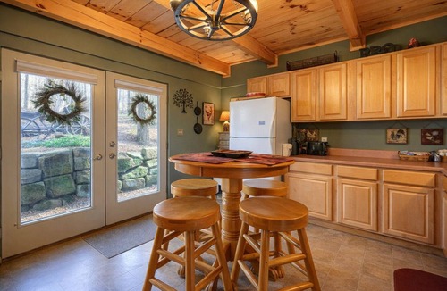 Carbon Hill Cabin | Elwood Loft & Barn: A budget-friendly cabin for 4: Hot tub + 3 horse stalls