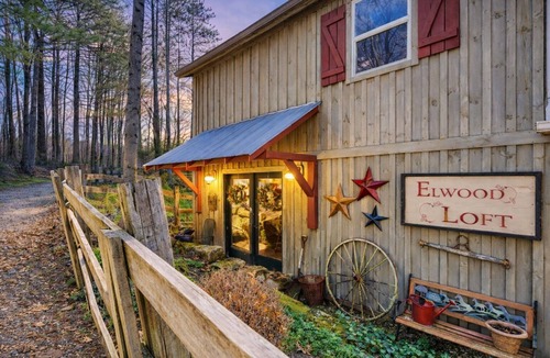 Carbon Hill Cabin | Elwood Loft & Barn: A budget-friendly cabin for 4: Hot tub + 3 horse stalls