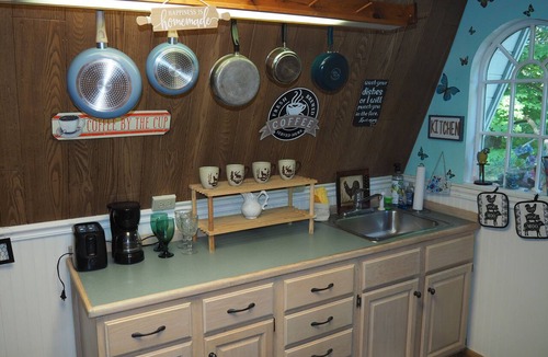 Lake Ann Apartment | Emanuel - CUTE UPSTAIRS APARTMENT WITH AIR CONDITIONING! GREAT LOCATION AND DOG-FRIENDLY!