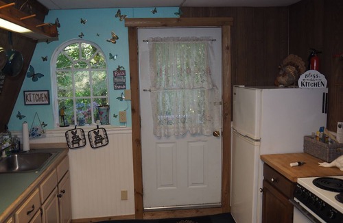Lake Ann Apartment | Emanuel - CUTE UPSTAIRS APARTMENT WITH AIR CONDITIONING! GREAT LOCATION AND DOG-FRIENDLY!