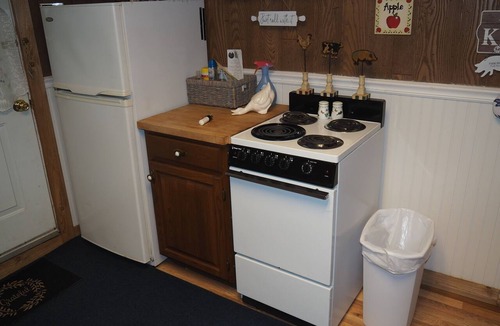 Lake Ann Apartment | Emanuel - CUTE UPSTAIRS APARTMENT WITH AIR CONDITIONING! GREAT LOCATION AND DOG-FRIENDLY!
