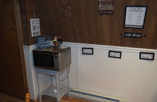 Lake Ann Apartment | Emanuel - CUTE UPSTAIRS APARTMENT WITH AIR CONDITIONING! GREAT LOCATION AND DOG-FRIENDLY!