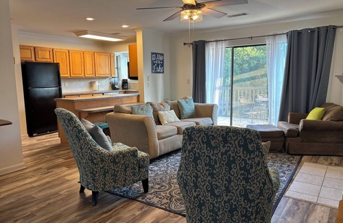 Lake Hamilton Condo | Emerald Isle lakefront 2BR/2B condo with pool, hot tub, pickleball, & mini-golf!