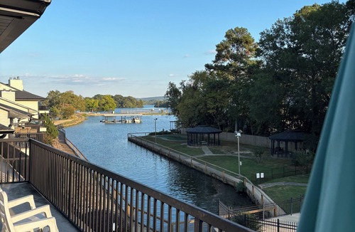 Lake Hamilton Condo | Emerald Isle lakefront 2BR/2B condo with pool, hot tub, pickleball, & mini-golf!