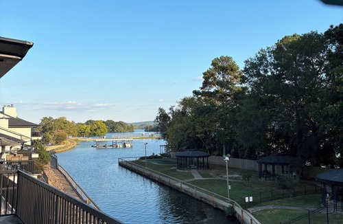 Lake Hamilton Condo | Emerald Isle lakefront 2BR/2B condo with pool, hot tub, pickleball, & mini-golf!