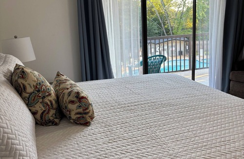 Lake Hamilton Condo | Emerald Isle lakefront 2BR/2B condo with pool, hot tub, pickleball, & mini-golf!