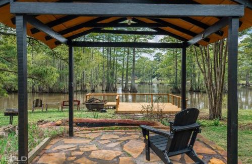 Shreveport House | Emerald Isle Log Cabin Hot TubLakefront
