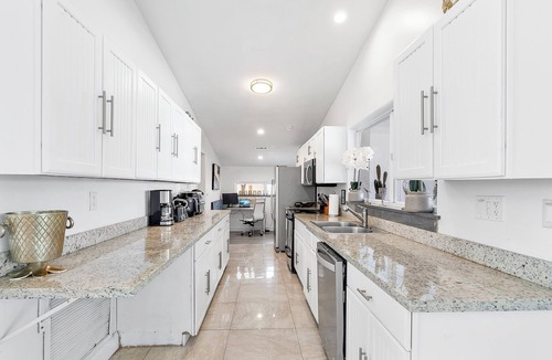 Ojus House | Enchanted Lake House Miami - Spacious 4-bedroom house in Miami with AC, WiFi