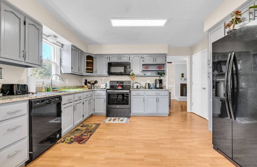 Sterling House | Enchanting Edge of Relaxation in Central Sterling - Spacious 6-bedroom house