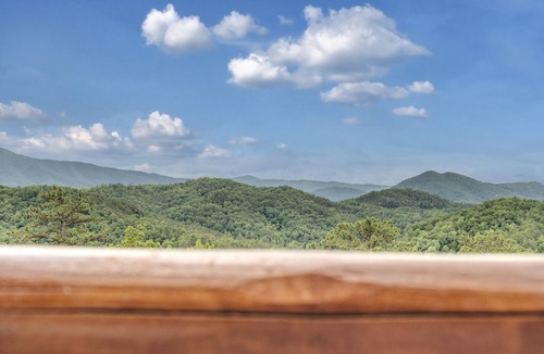Sevierville Cabin | Endless View AMAZING Panoramic Mountain Views, Pool Access , Free Tickets!