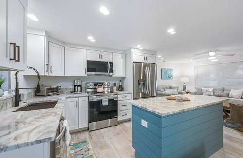 Grove City House | Englewood Private Vacation Cottage with Stand-alone Hot Tub