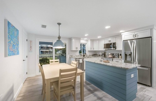Grove City House | Englewood Private Vacation Cottage with Stand-alone Hot Tub