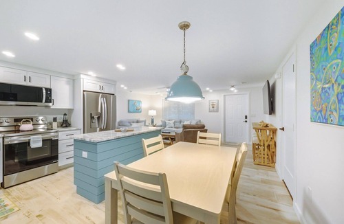 Grove City House | Englewood Private Vacation Cottage with Stand-alone Hot Tub