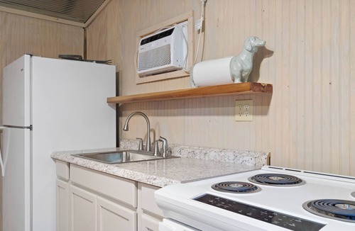 Pope Apartment | Enid Lake's studio in Plum Point, .5 mile from boat ramp