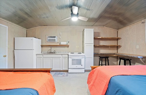 Pope Apartment | Enid Lake's studio in Plum Point, .5 mile from boat ramp