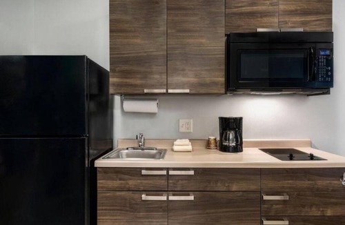Plainfield Hotel | Enjoy a Relaxing Stay w/Kitchen Amenities Near Area Highlights
