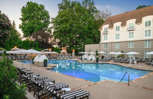 Braselton Hotel | Enjoy Grassy Vineyards at Upscale Room Near Golf, Spa & Outdoor Adventures