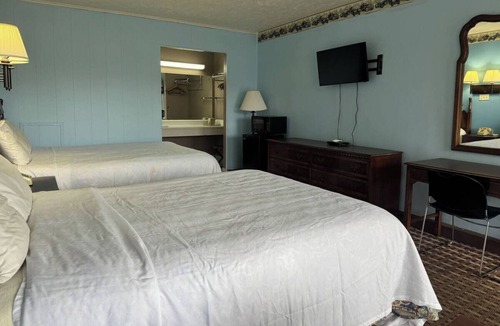 Tazewell Hotel | Enjoy Mountain Adventures from 2 Relaxing Rooms w/2 Full Beds w/Private Bath