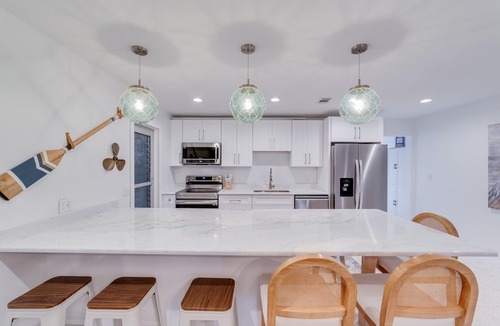 Mid Island House | Enjoy Paradise, Cozy Night, 5 Minute Walk to the Beach