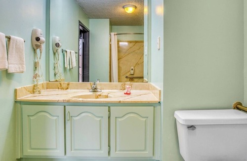 South Tulsa Hotel | Enjoy Peaceful Tulsa Room w/Relaxing Ambiance + Greenery Close By