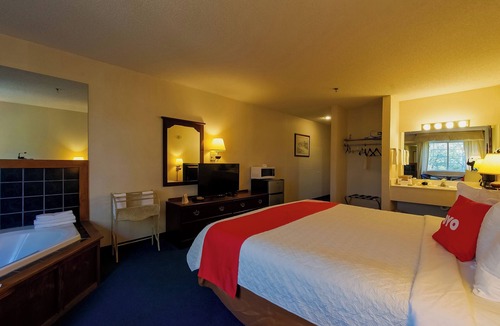 Eureka Springs Hotel | Enjoy Soothing Jetted Tub in Spacious Room Near Eureka Springs Sights
