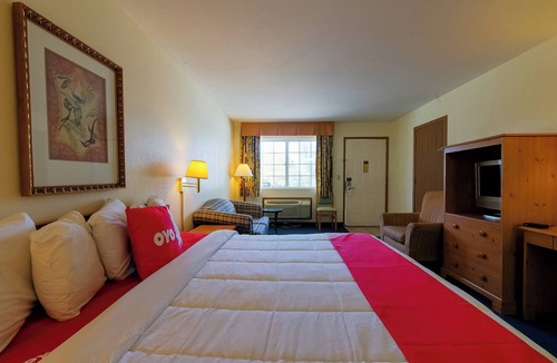 Eureka Springs Hotel | Enjoy Soothing Jetted Tub in Spacious Room Near Eureka Springs Sights