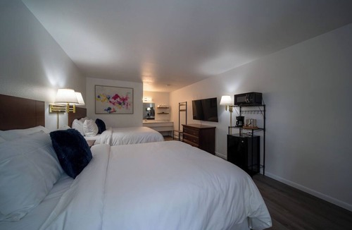 Eureka Springs Historic District Resort | Enjoy the charm of Queen Suite Number 10 at GloryDayz!