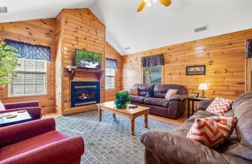Pigeon Forge Apartment | Enjoy the comforts of home in this Mountain Retreat condo