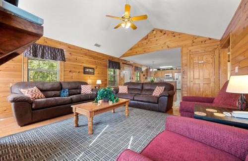 Pigeon Forge Apartment | Enjoy the comforts of home in this Mountain Retreat condo