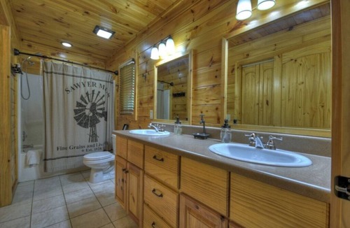 Copperhill Cabin | Enjoy the relaxing sunshine from hot tub near Ocoee River!