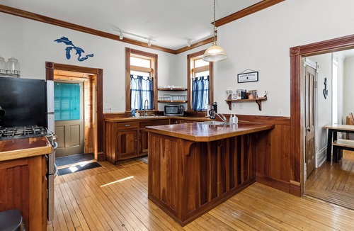 Ludington House | Enjoy the spacious 5-bedroom House in charming Ludington, MI.