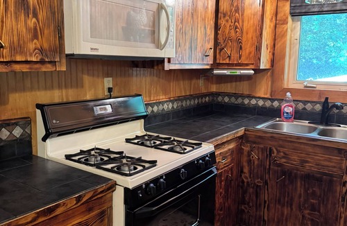 Mid America House | Enjoyable 1-bedroom house with AC in charming Buckville